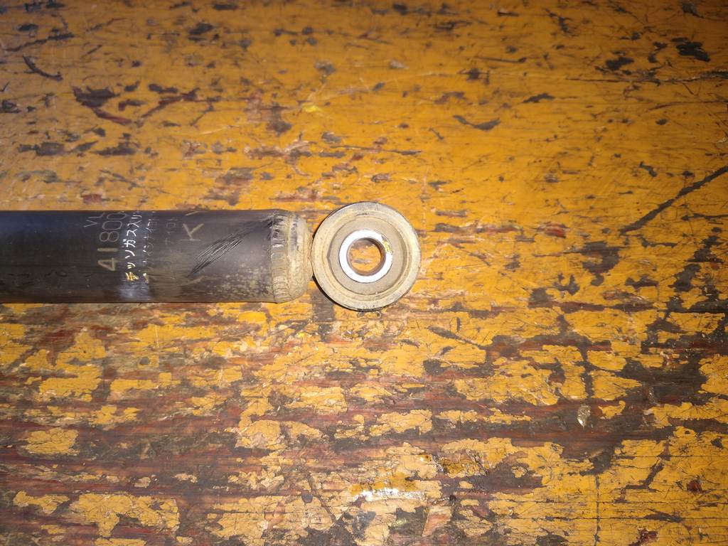 амортизатор Suzuki Solio