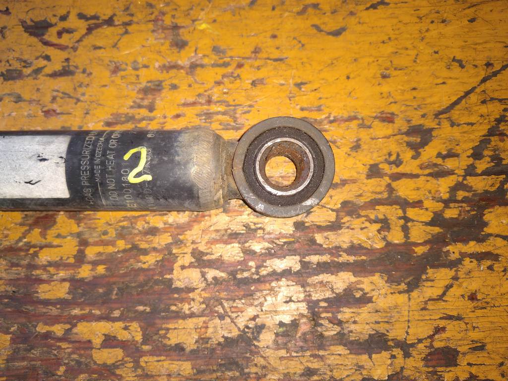 амортизатор Suzuki Swift