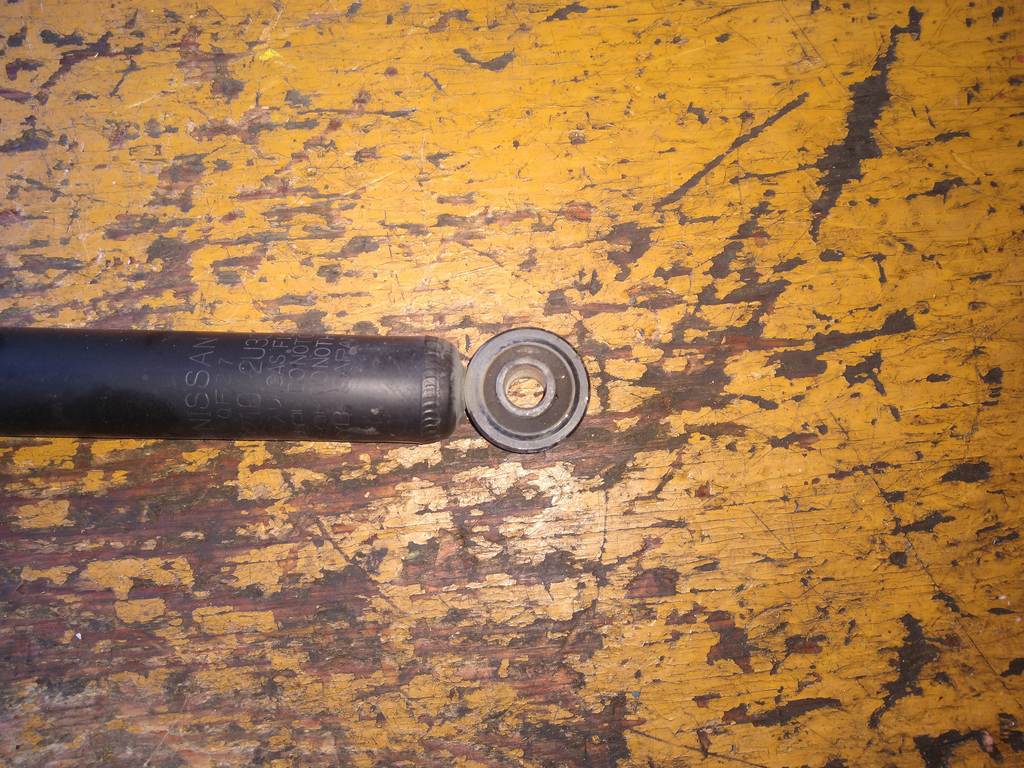 амортизатор Nissan Cube