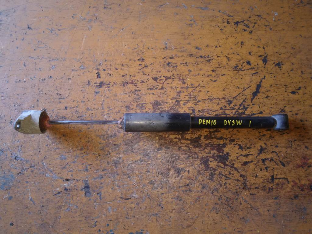 амортизатор Mazda Demio