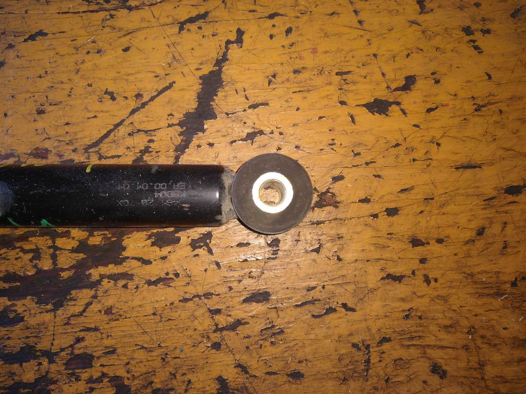 амортизатор Mazda Demio