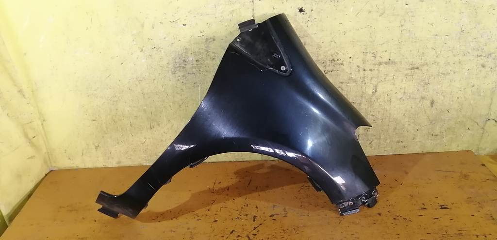 крыло Toyota Vitz