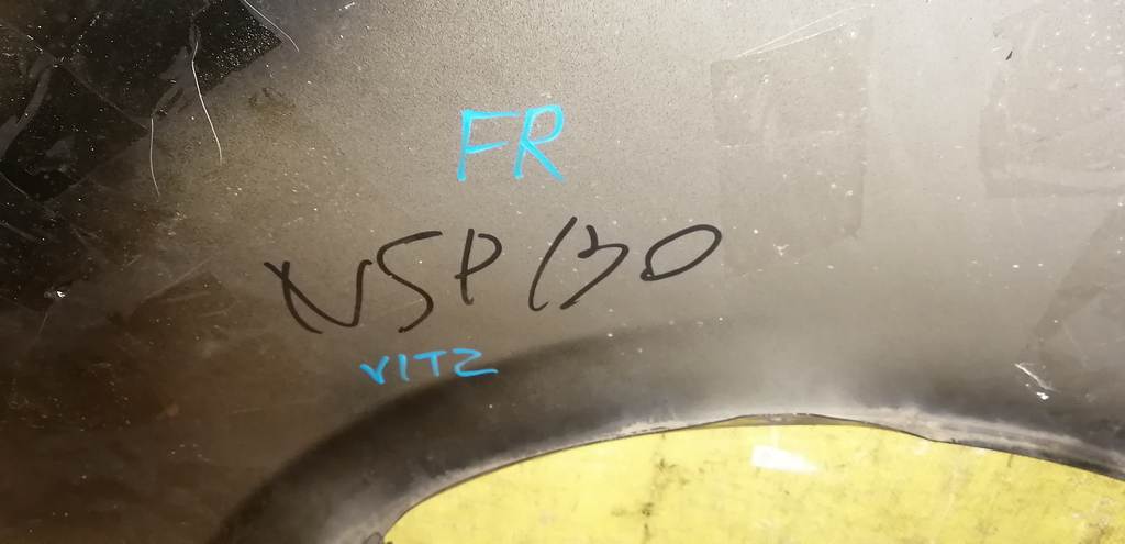 крыло Toyota Vitz