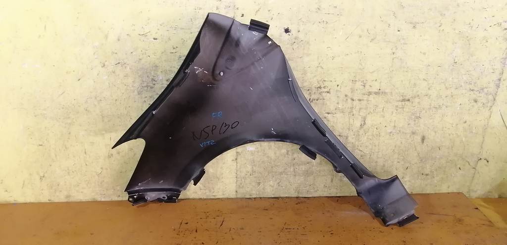 крыло Toyota Vitz