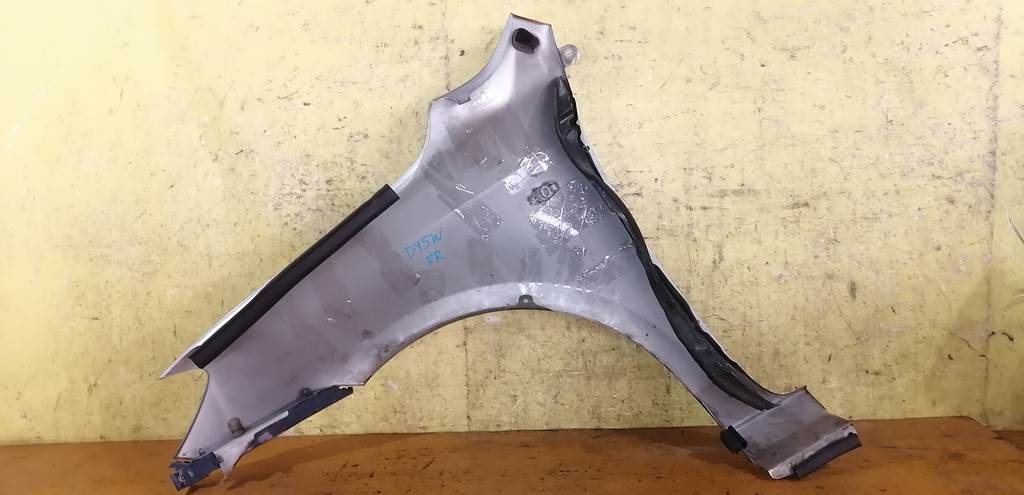 крыло Mazda Demio