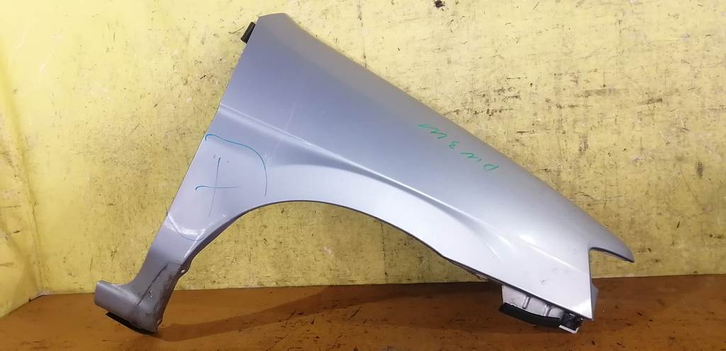 крыло Mazda Demio