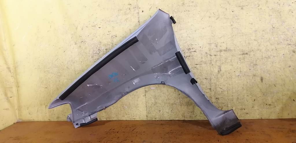 крыло Mazda Demio