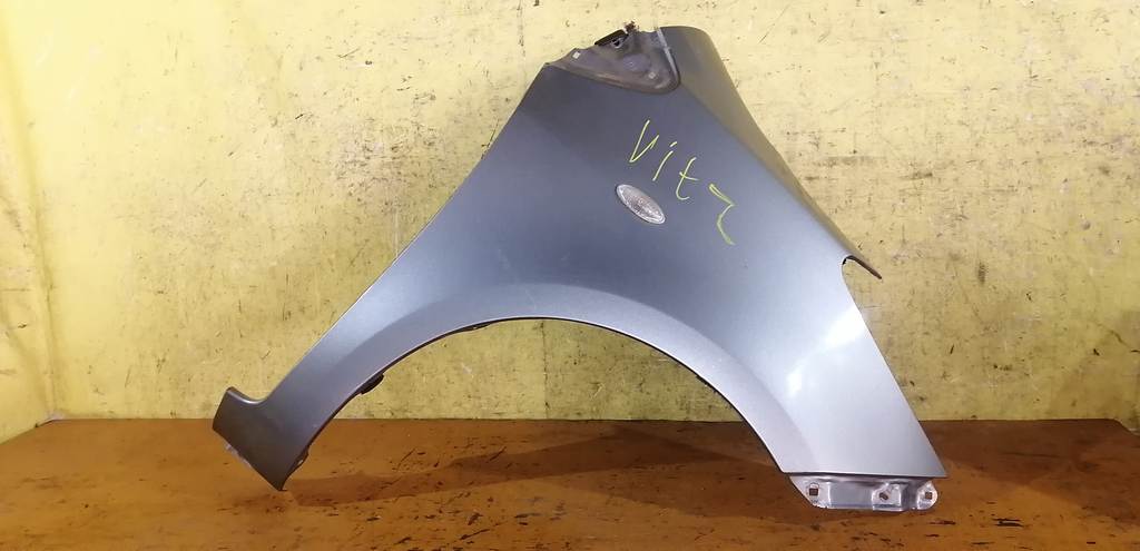 крыло Toyota Vitz