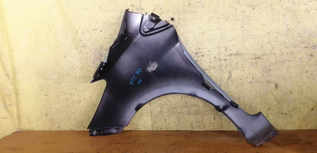 крыло Toyota Vitz