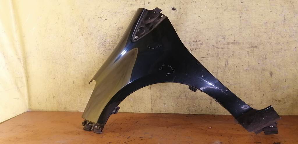 крыло Toyota Vitz