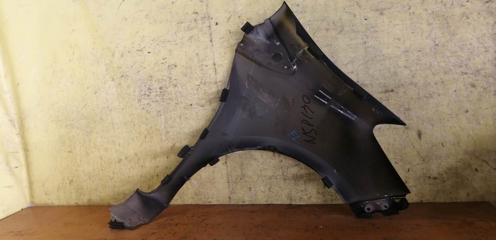 крыло Toyota Vitz