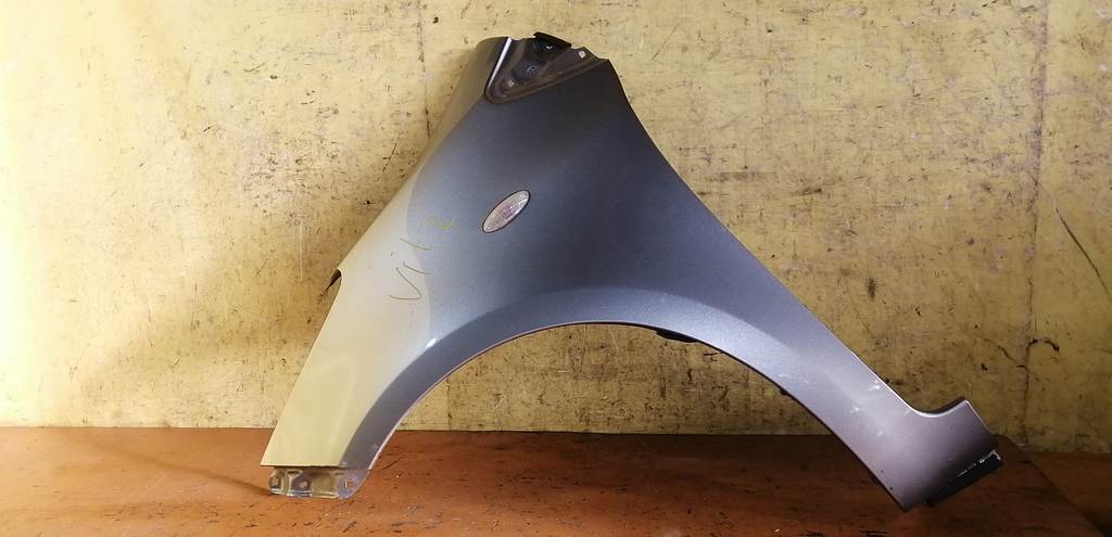 крыло Toyota Vitz