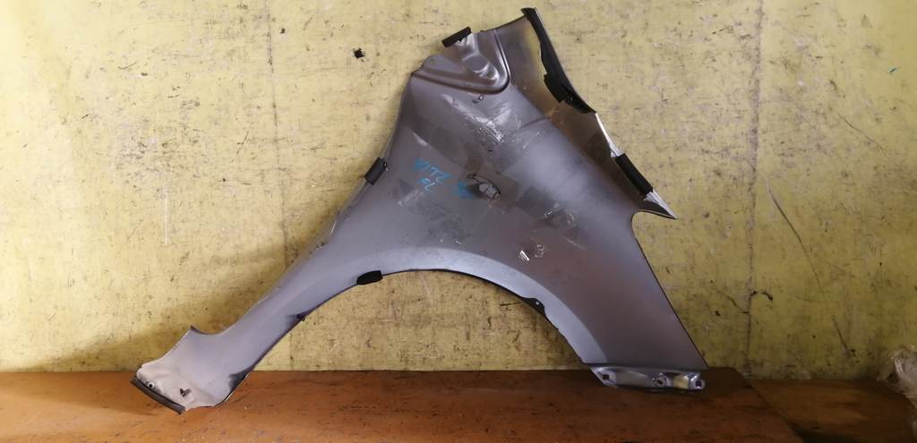 крыло Toyota Vitz
