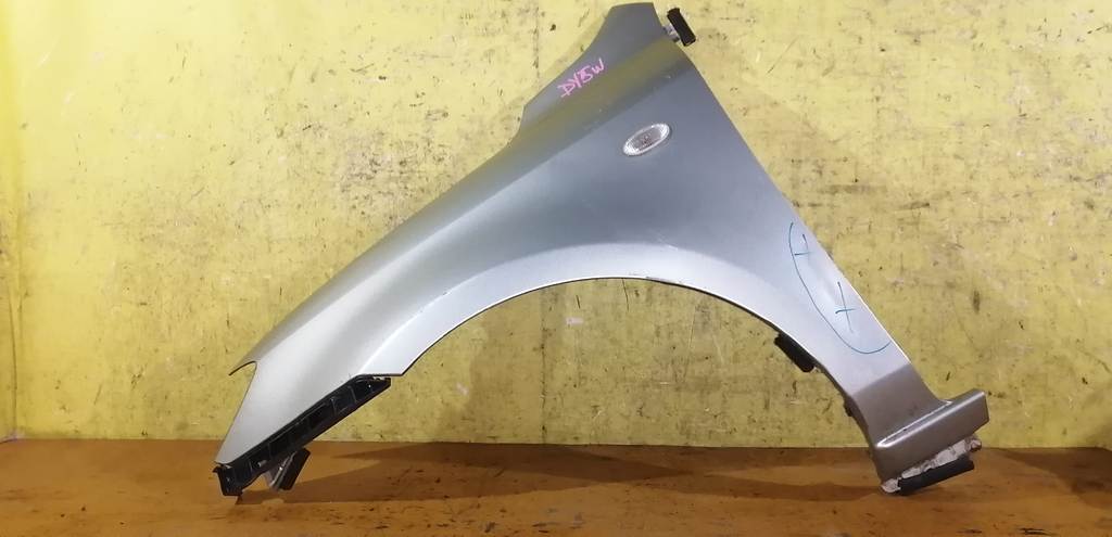 крыло Mazda Demio