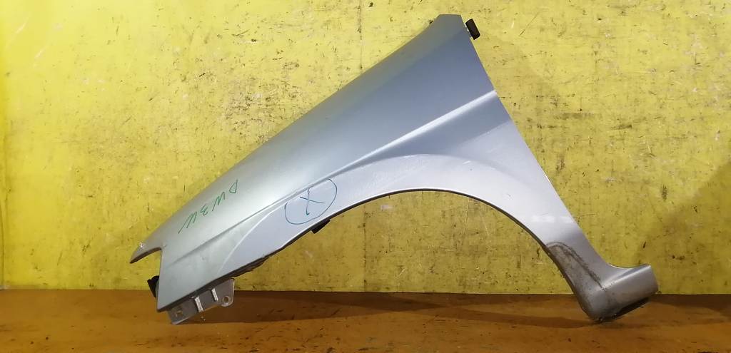 крыло Mazda Demio