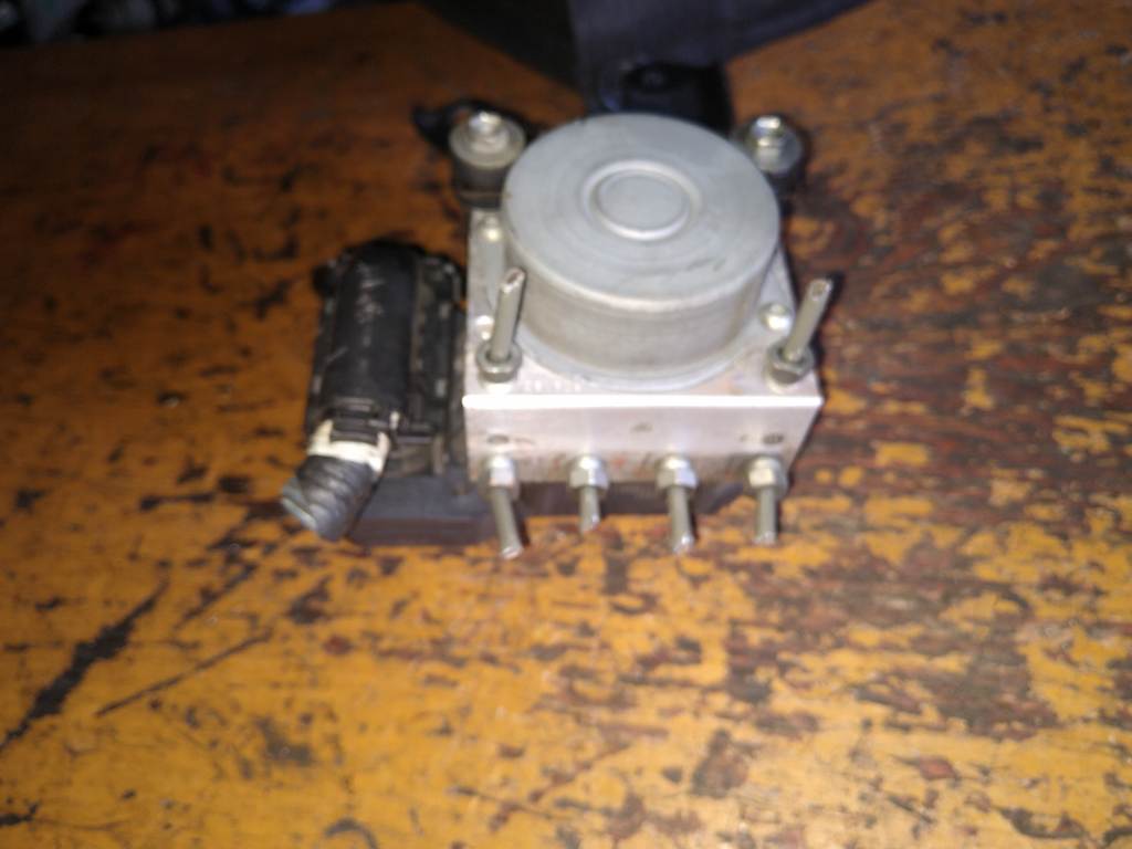 блок abs Toyota Vitz