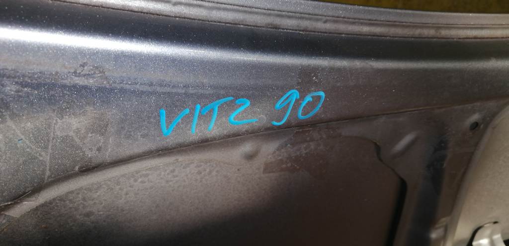 капот Toyota Vitz
