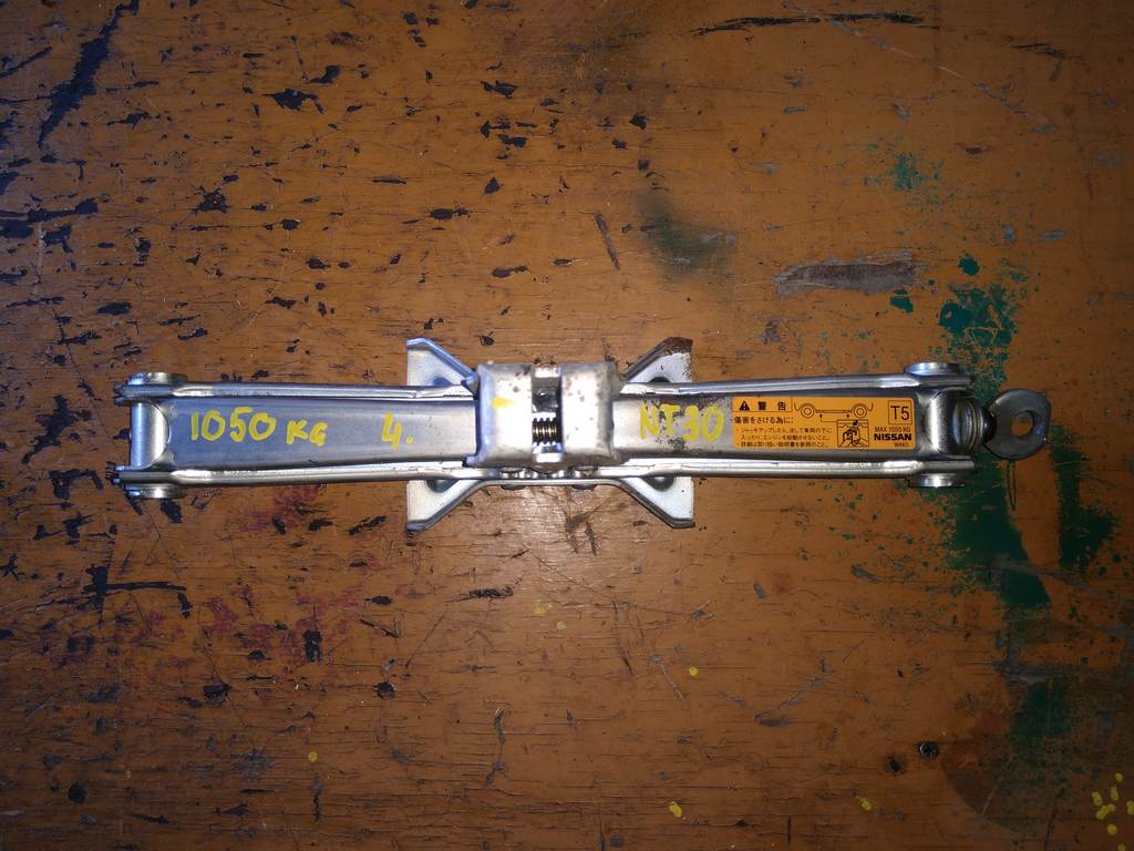 домкрат Nissan X-Trail