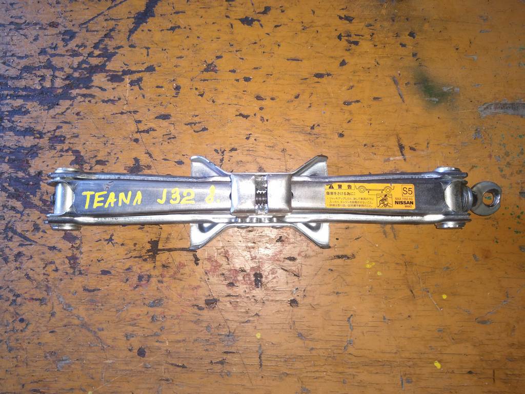 домкрат Nissan Teana