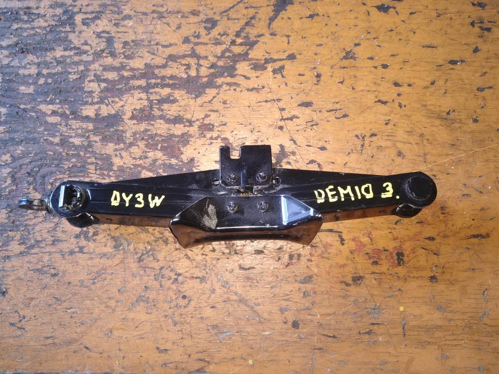 домкрат Mazda Demio