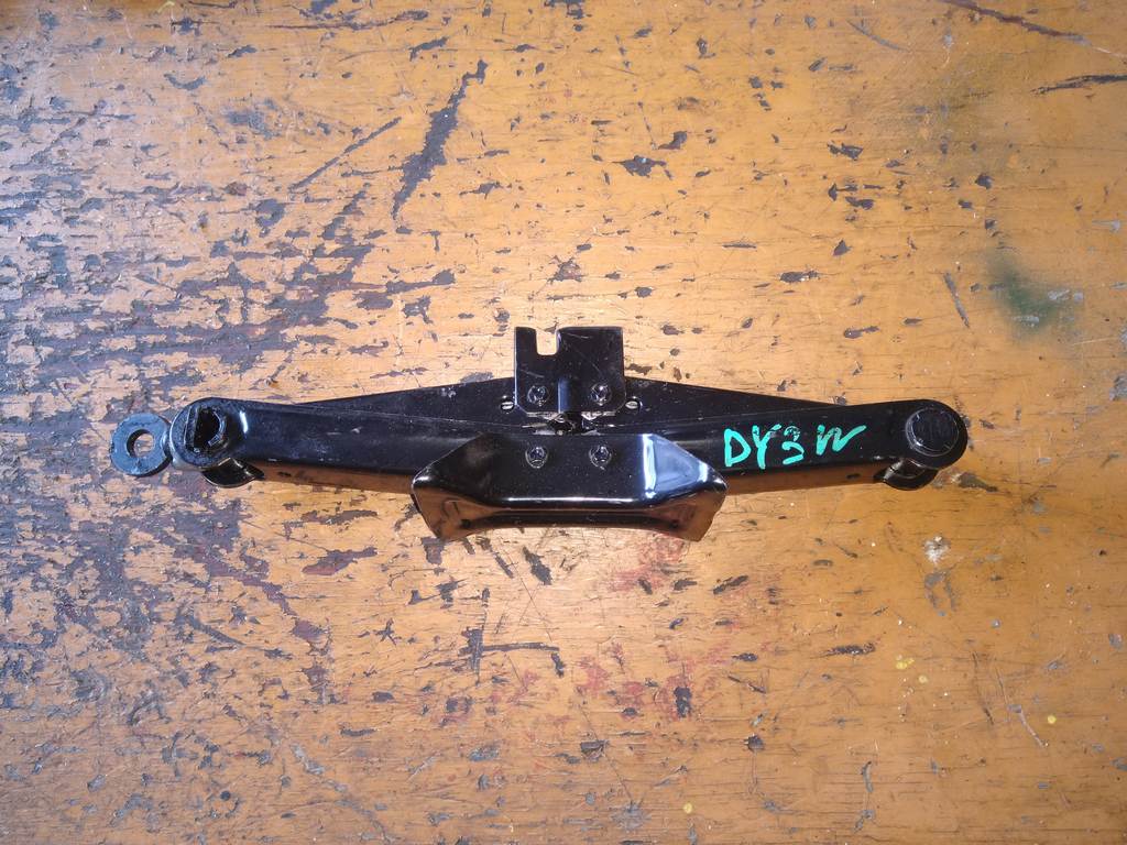 домкрат Mazda Demio