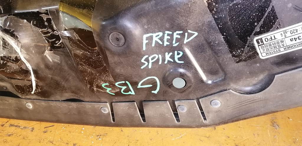 капот Honda Freed Spike