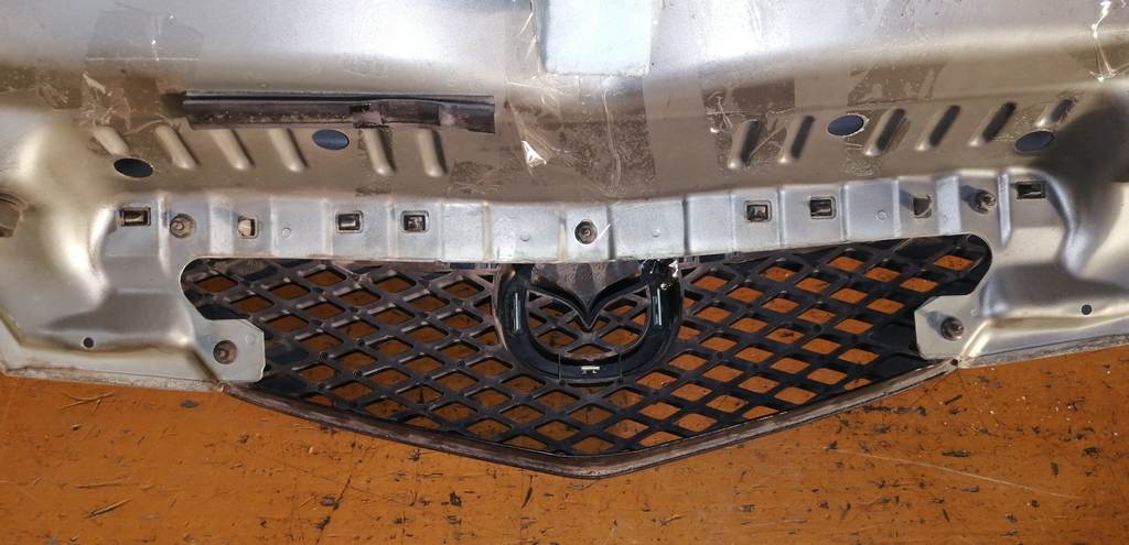 капот Mazda Demio