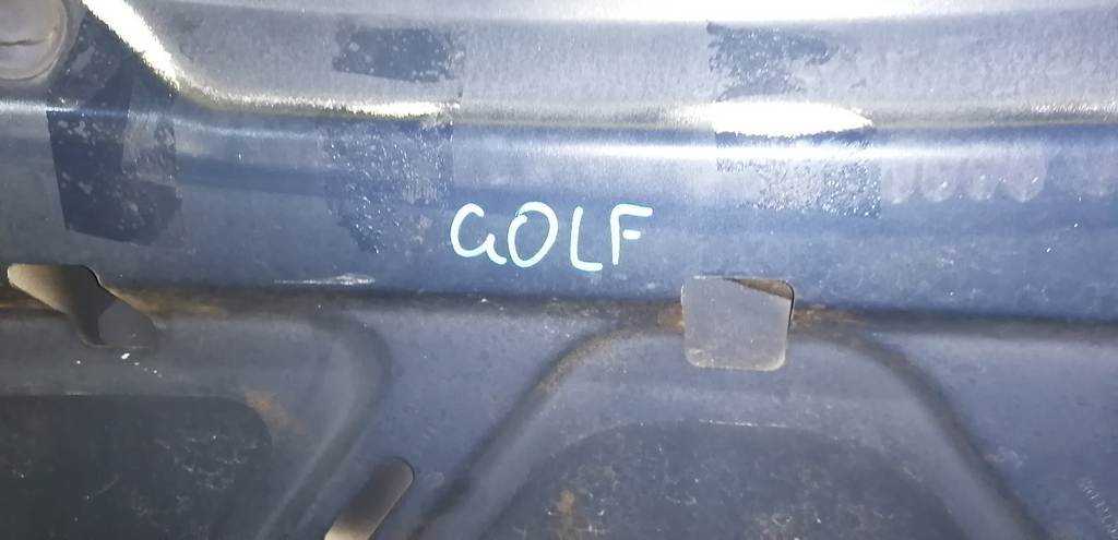 капот Volkswagen Golf