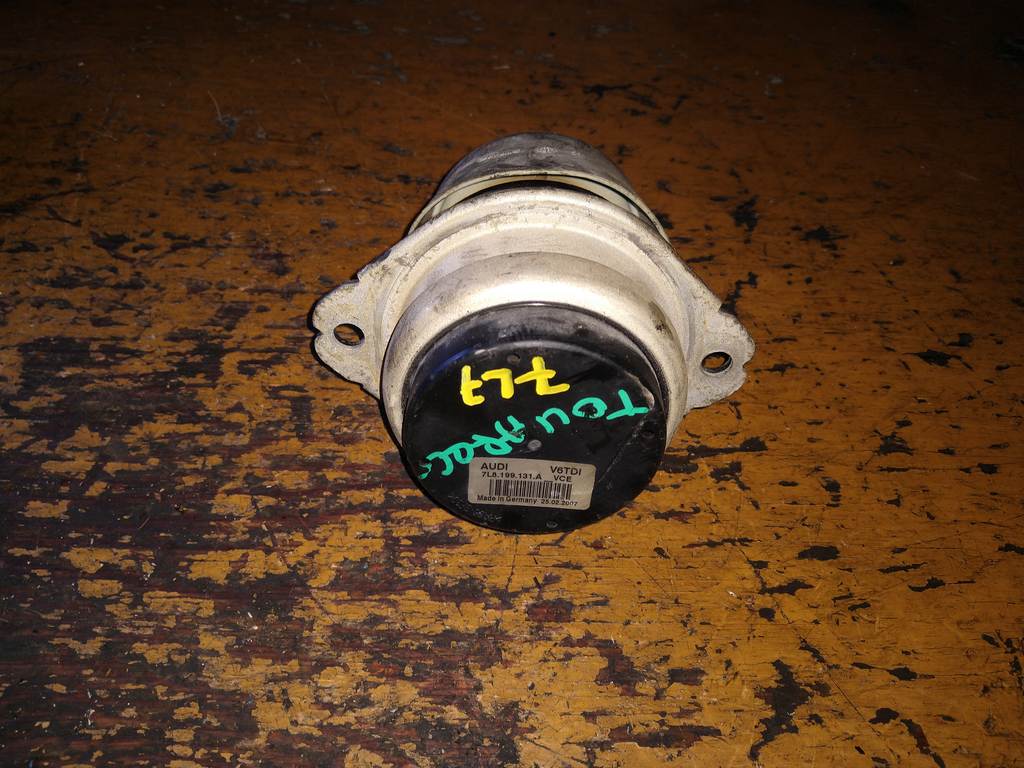 подушка двигателя Volkswagen Touareg