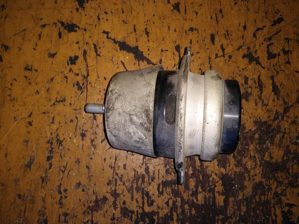 подушка двигателя Volkswagen Touareg