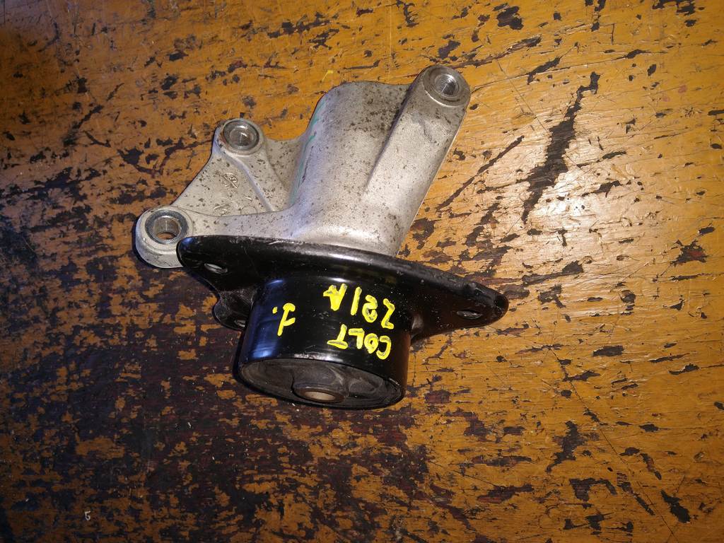 подушка двигателя Mitsubishi Colt