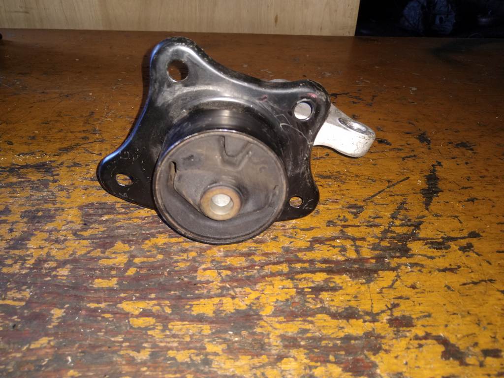 подушка двигателя Mitsubishi Colt
