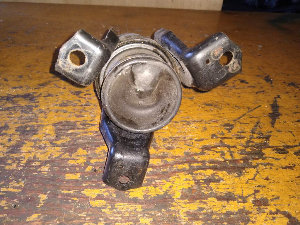 подушка двигателя Nissan Teana