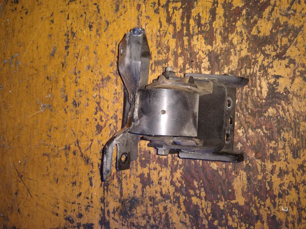 подушка двигателя Suzuki Palette