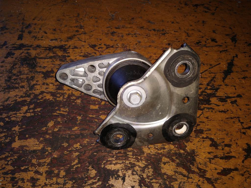 подушка двигателя Mazda Demio