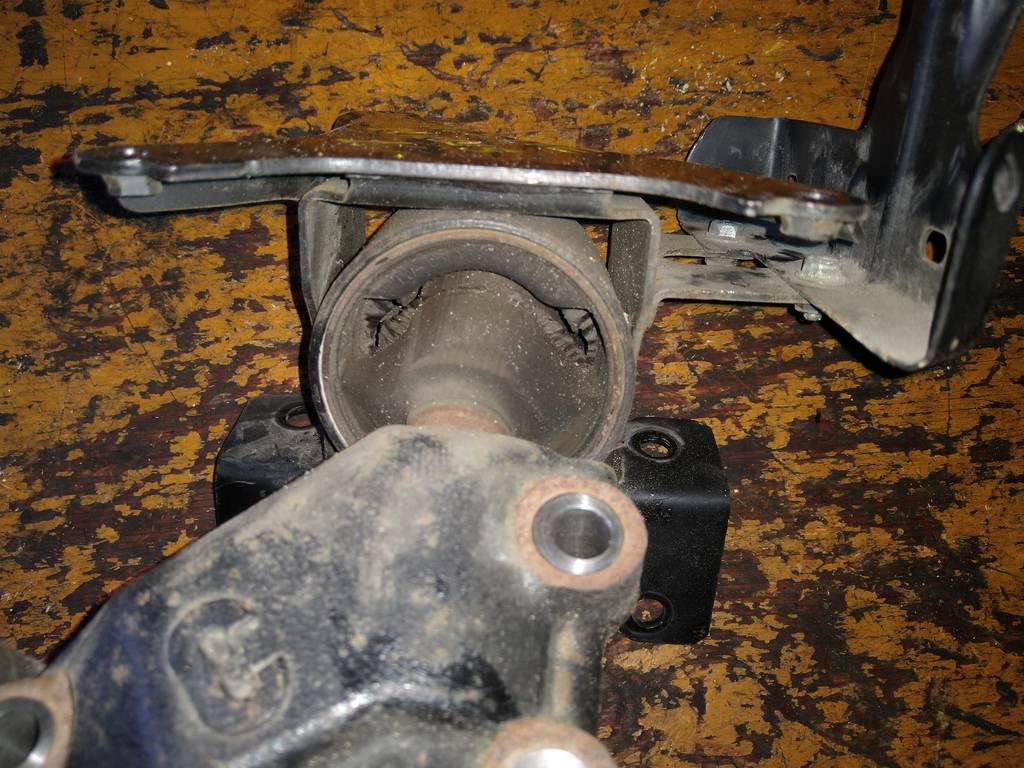 подушка двигателя Suzuki Solio