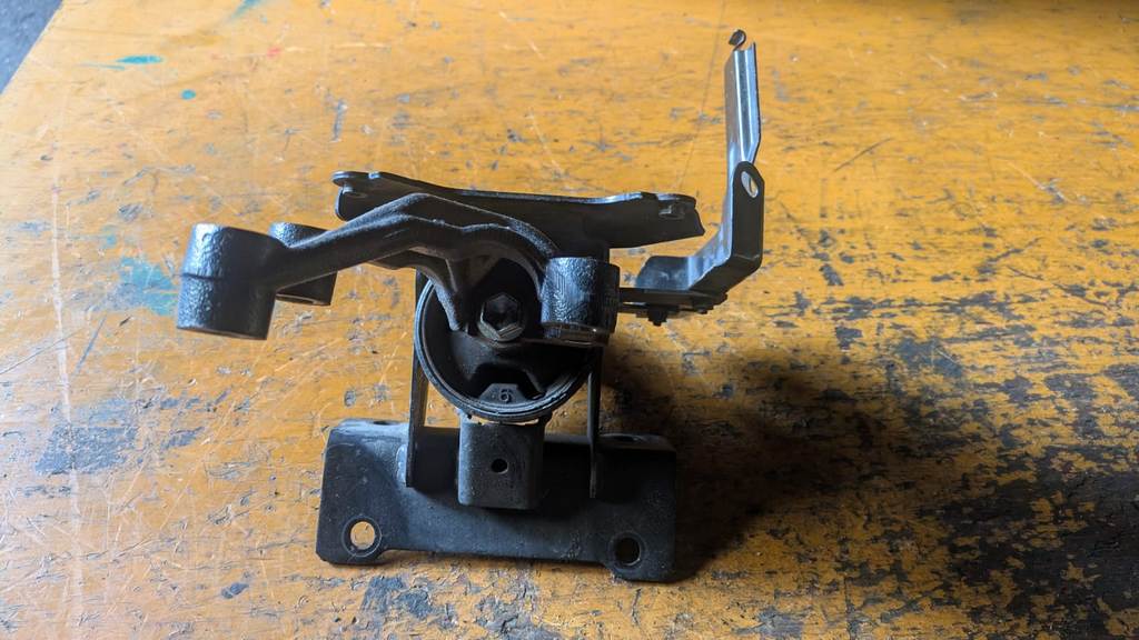 подушка двигателя Suzuki Solio