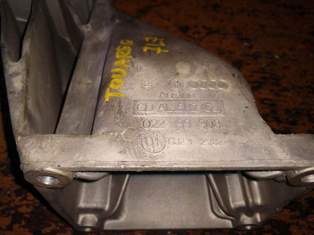 кронштейн опоры двигателя Volkswagen Touareg