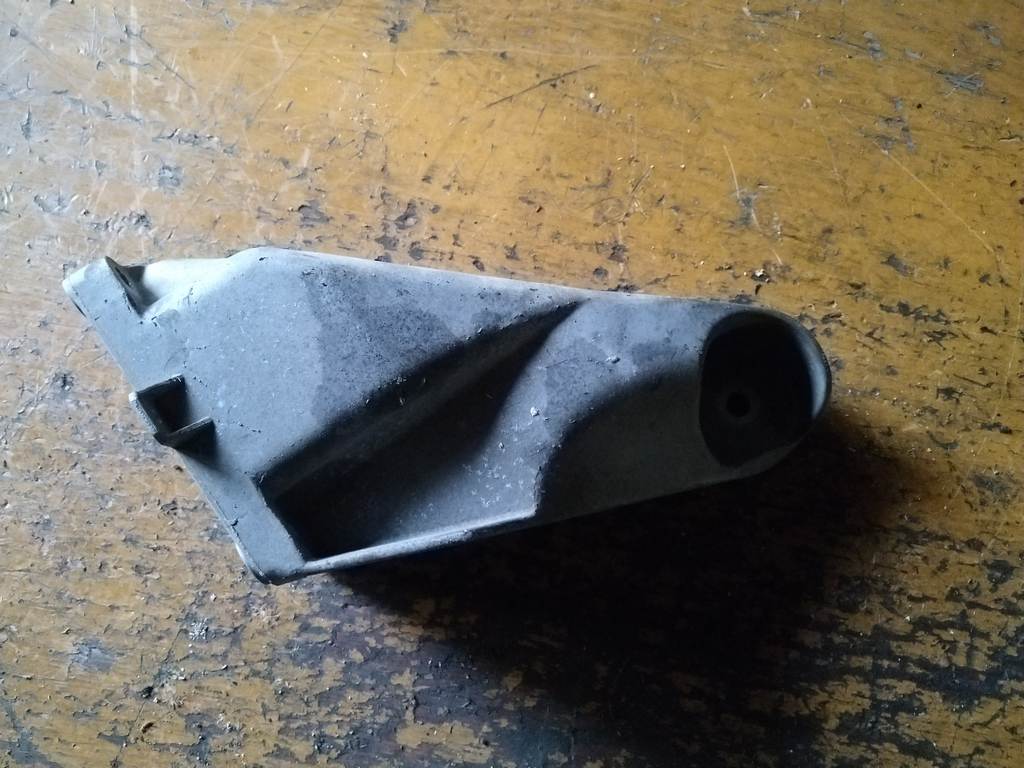 кронштейн опоры двигателя Volkswagen Touareg