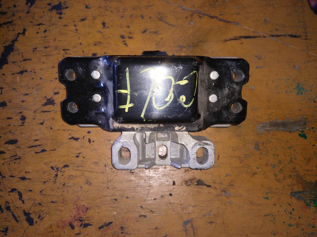 подушка двигателя Volkswagen Golf