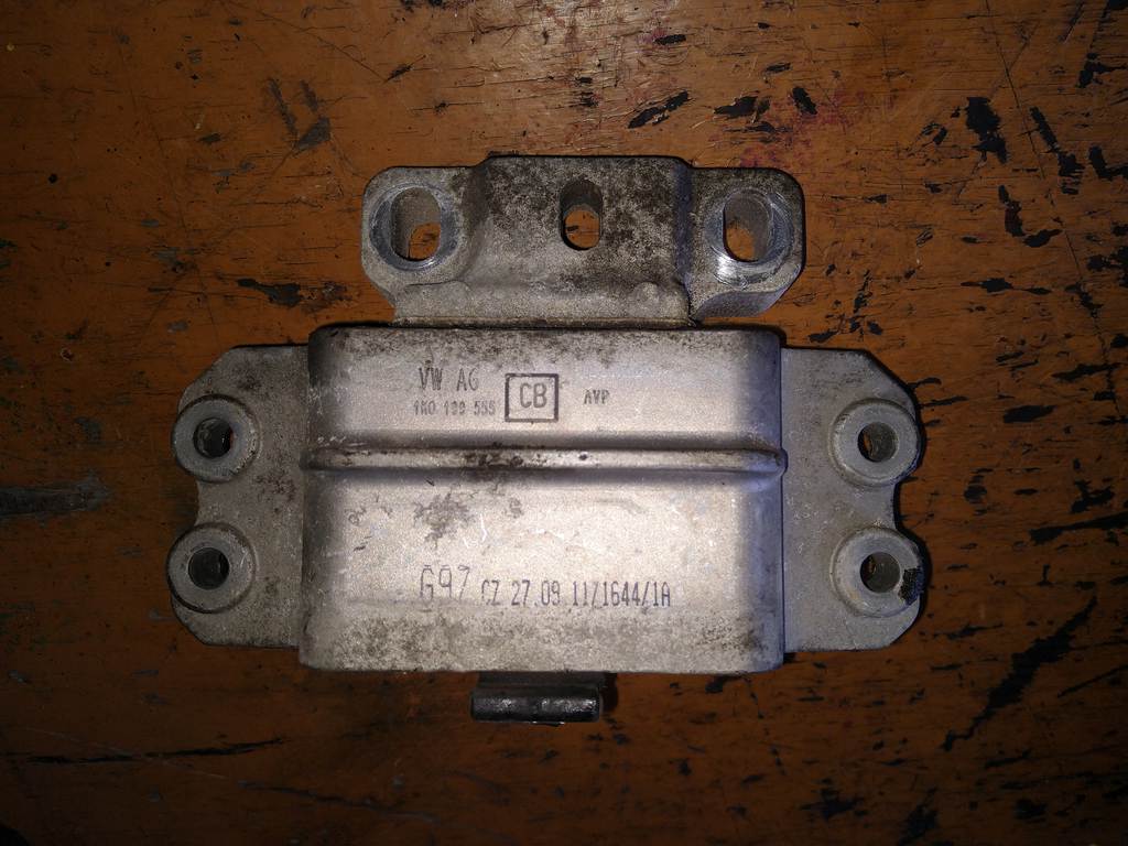 подушка двигателя Volkswagen Golf