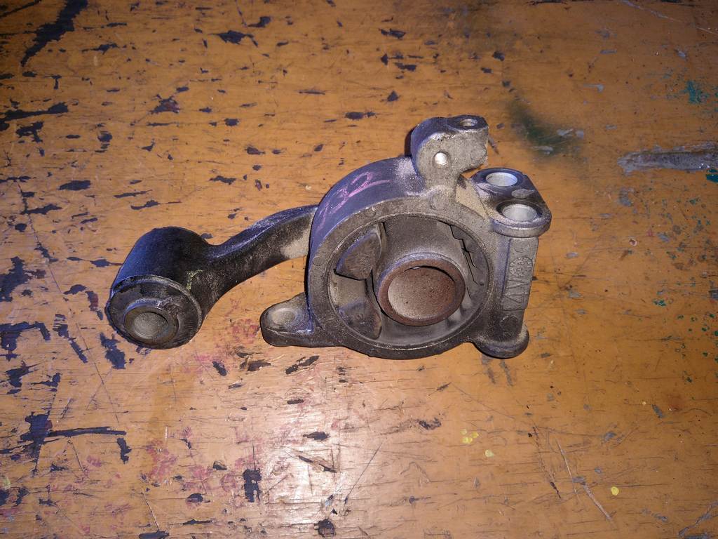 подушка двигателя Nissan Teana