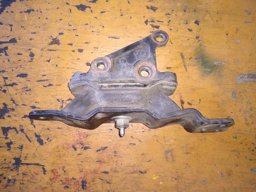 подушка двигателя Nissan Teana