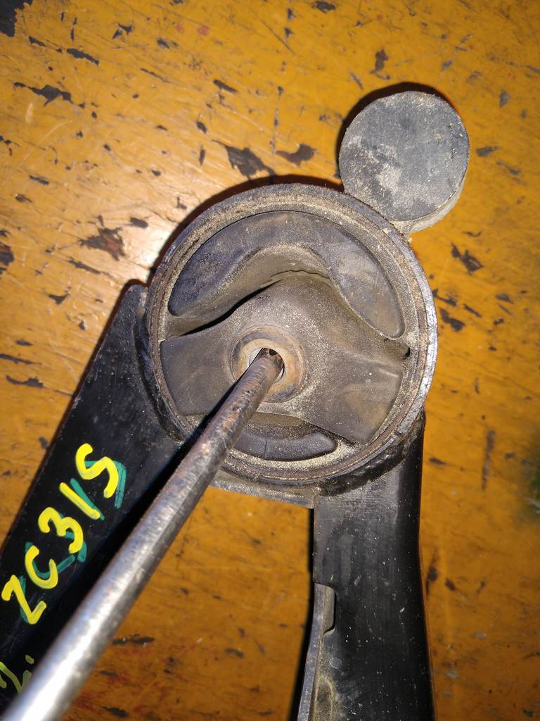 подушка двигателя Suzuki Swift