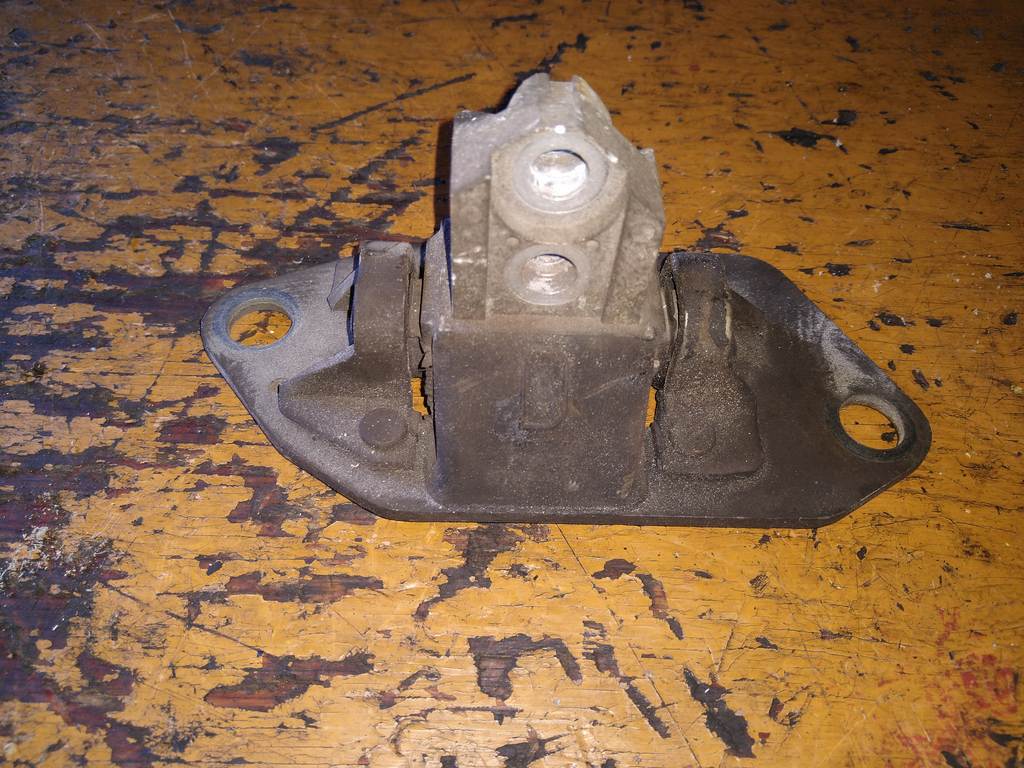 подушка двигателя Volvo XC90