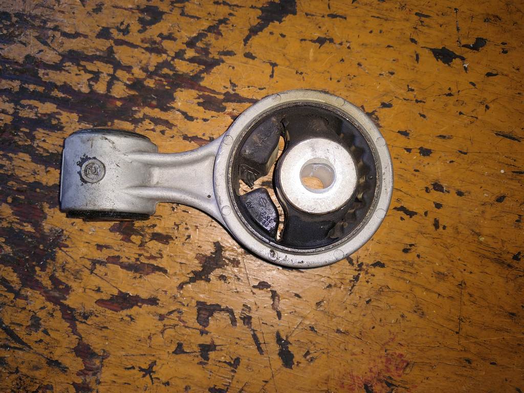 подушка двигателя Nissan Teana