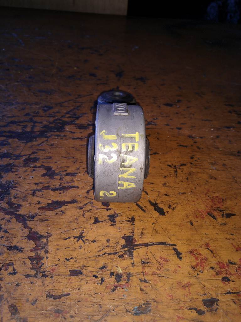 подушка двигателя Nissan Teana