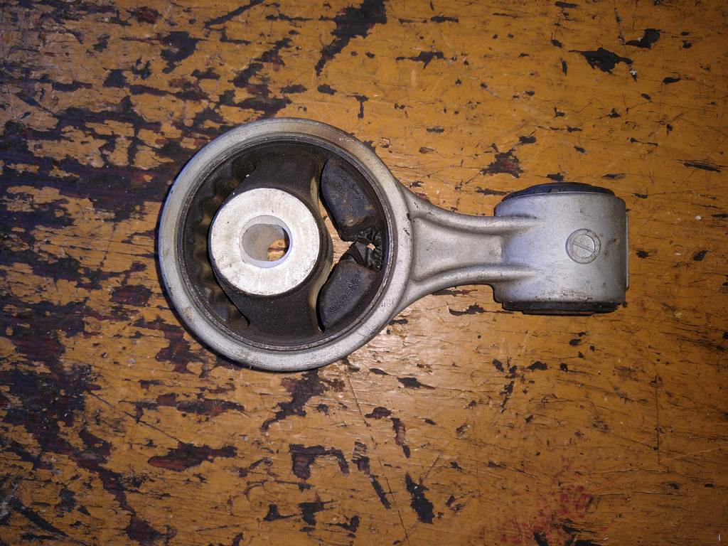 подушка двигателя Nissan Teana