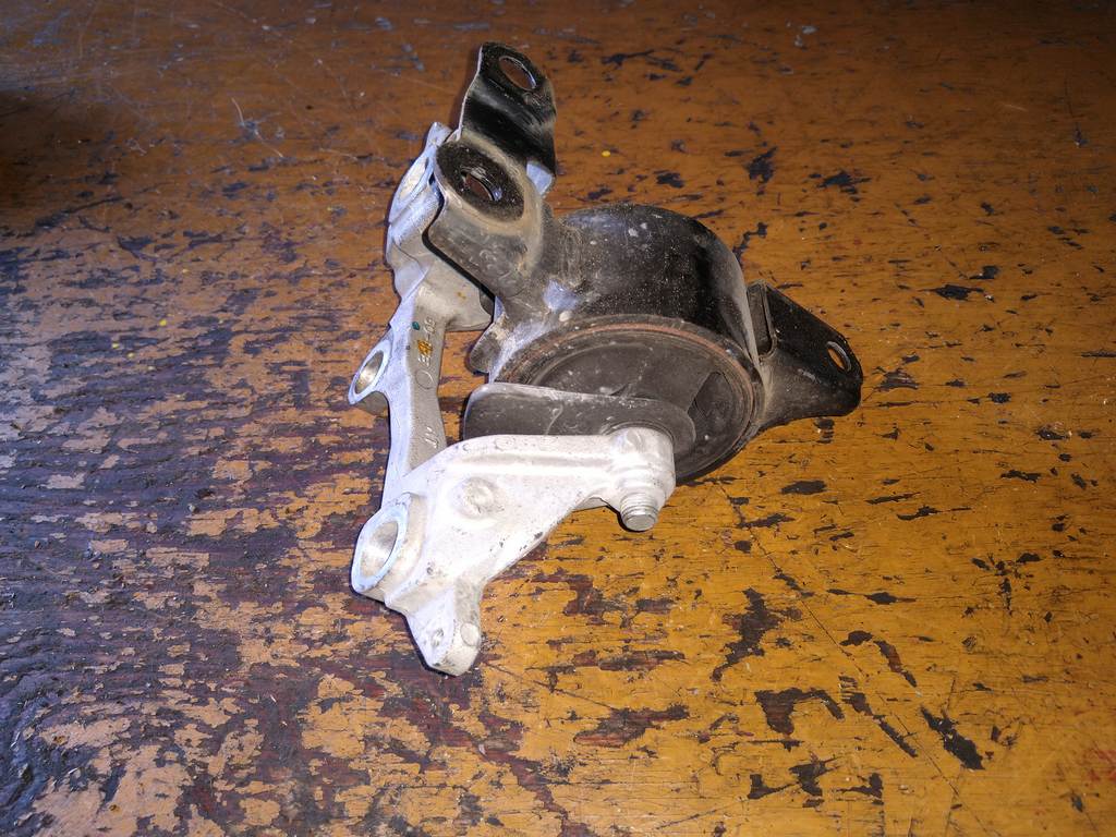 подушка двигателя Honda Elysion