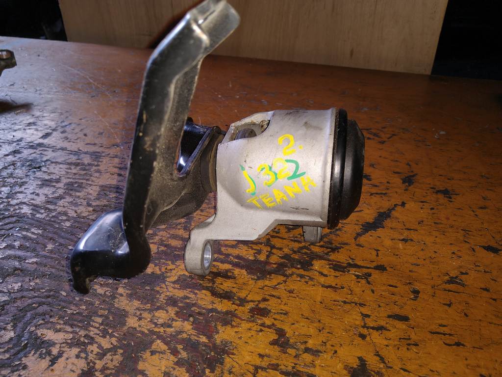 подушка двигателя Nissan Teana